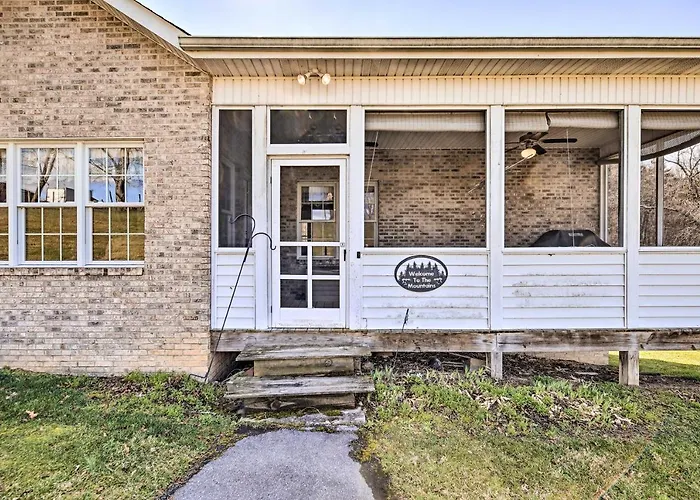 Pet-Friendly Abingdon Abode W/ Yard & Grill!